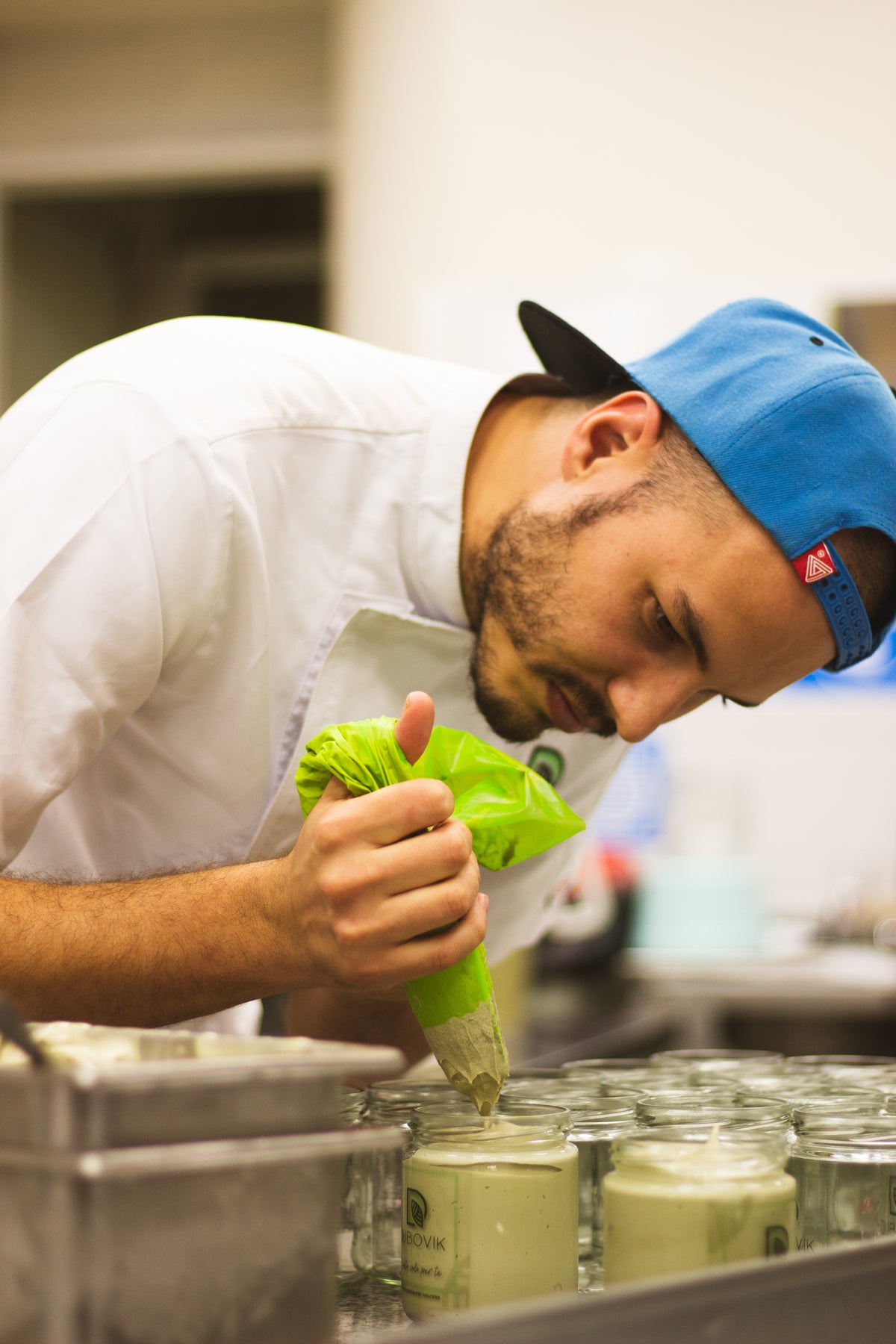 Vladimir Dubovik preparando helado de pistacho